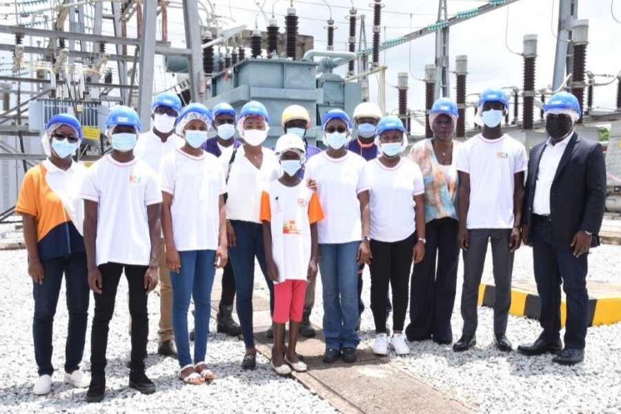 Visite d’entreprise Les Supers Lauréats du PNE CIE 2021 et leur mentor visitent le poste source 90/30/15 kV de Yamoussoukro